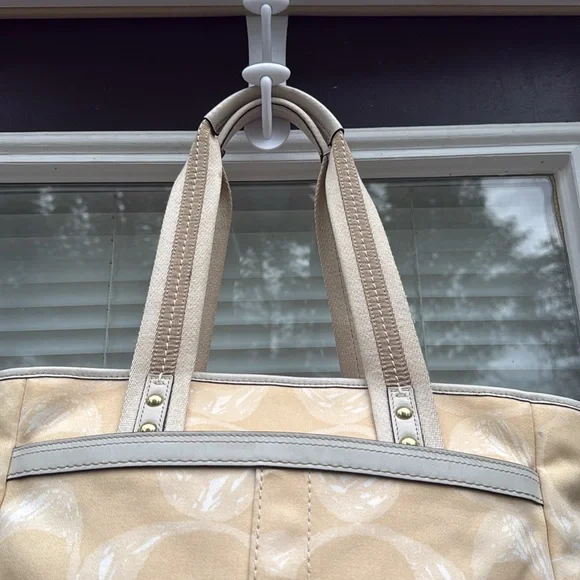 Coach Scribbles Signature C HamptonTote Bag (w/hang tag)(EUC) - Picture 6 of 16